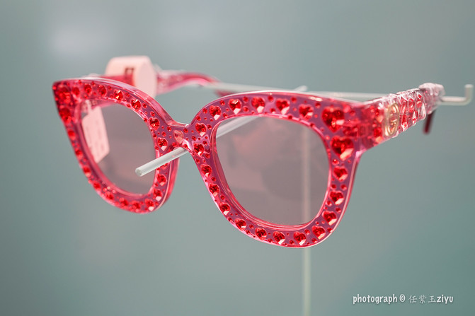 一群年轻人到三亚，摆pose，拍照