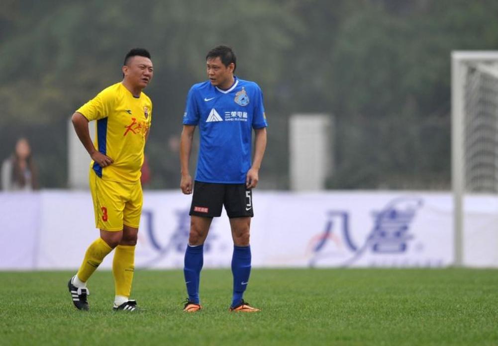 中国球员足坛打架,足球场上中国球员和外国球员吵架