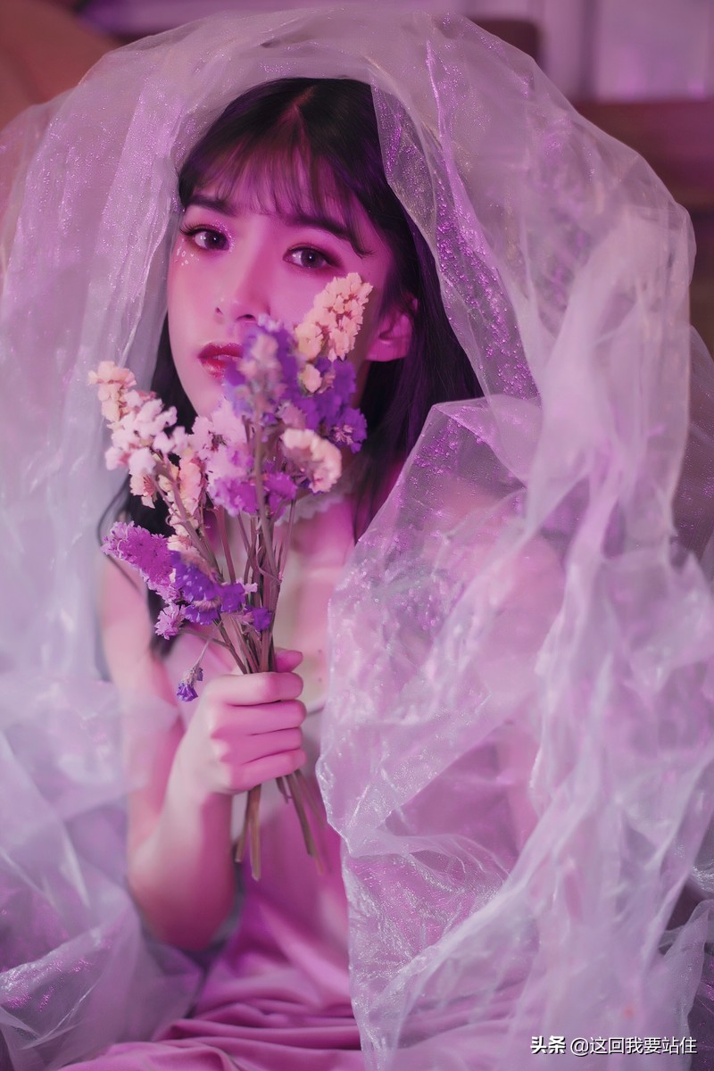 靓靓聊第160期：美女紫色灯光下呈现的一种非主流美，慵懒又高贵