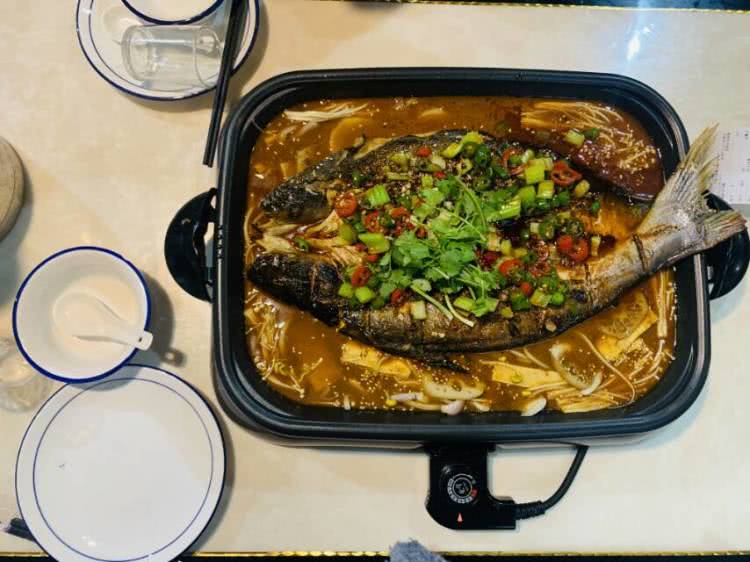 下饭神器即刻get，无锡舟边烤鱼，滋滋作响的暖冬美味