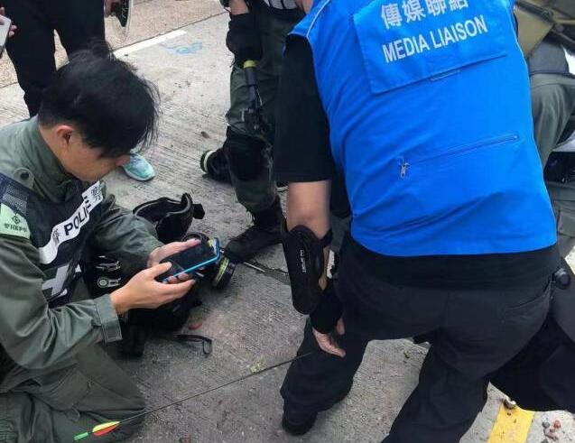 香港暴徒闯下大祸,疯狂投掷千枚*烧弹燃**,警方装甲车燃起熊熊大火