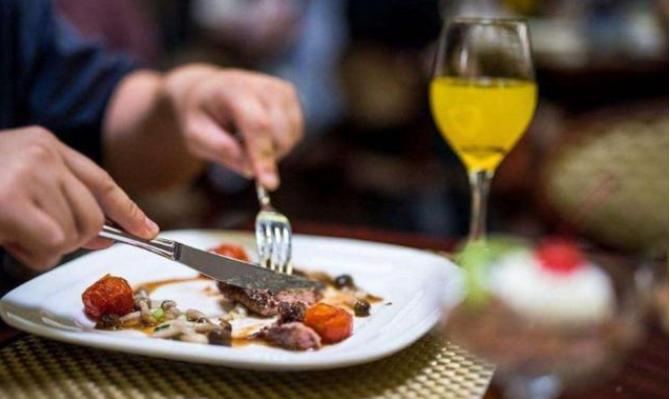 吃牛排端上来的柠檬水 (为什么吃牛排要先上一杯柠檬水)