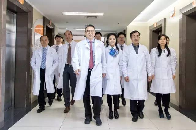 创造7项全球纪录，治愈早期肺癌快过治感冒的刀神何建行究竟多牛