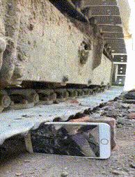 今天过来按脚，恰巧碰见了前女友，我该怎么化解尴尬呢？哈哈哈