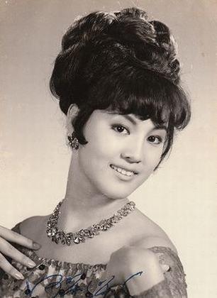 她是邓丽君的闺蜜，26岁嫁豪门，斗小三43年，丈夫去世继承了70亿