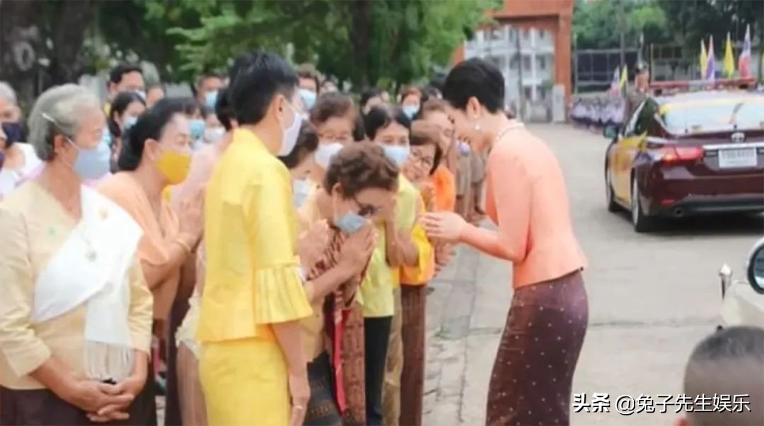 泰王和贵妃出席活动,泰王携贵妃王后出席活动