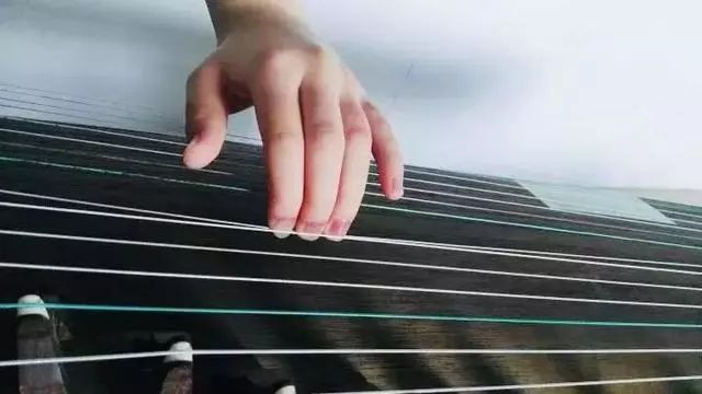 古筝弹奏杂音问题,古筝的音准和技巧