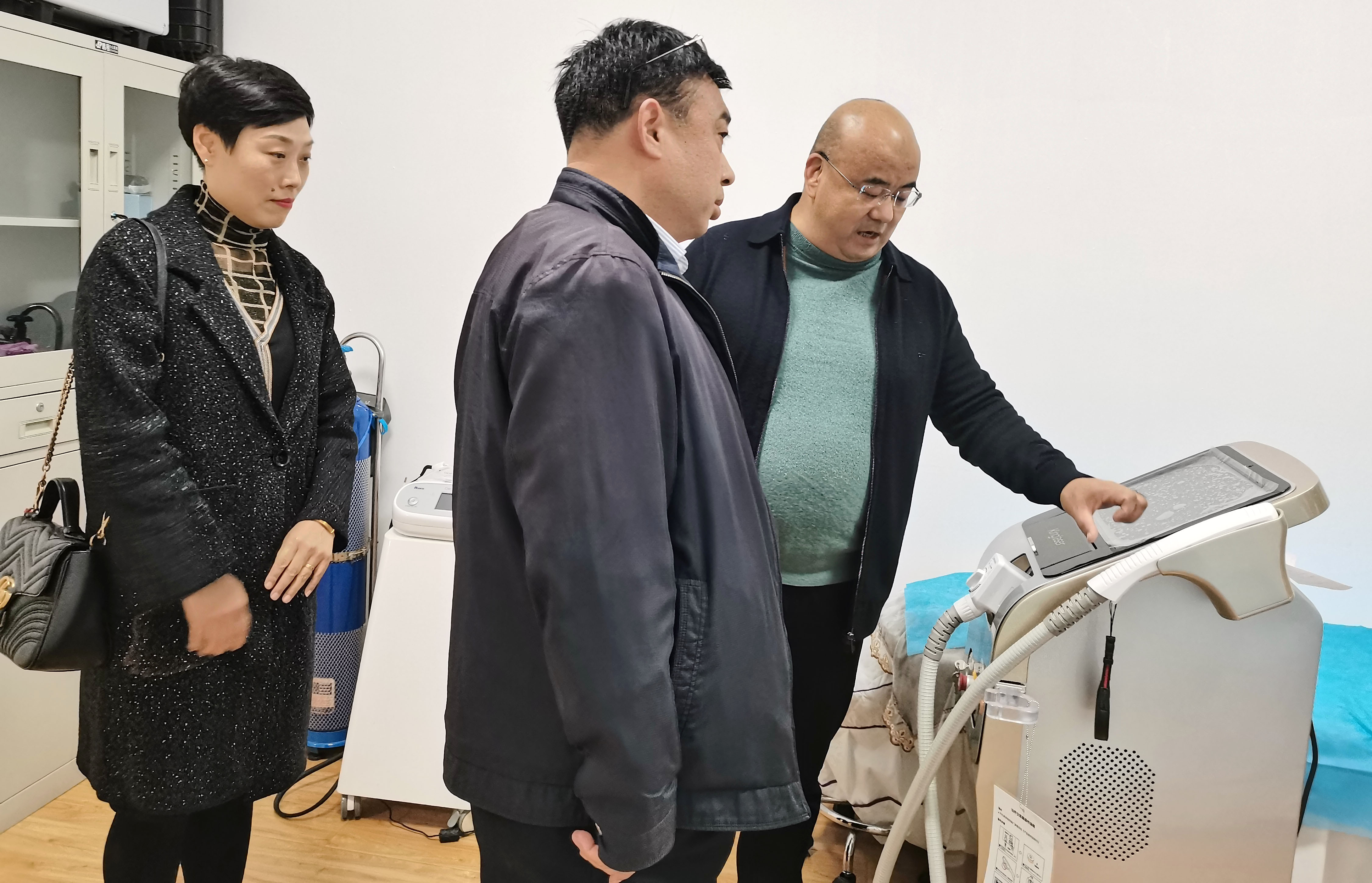 渭南市卫健局副局长徐萌新莅临渭南海成皮肤专科医院调研指导工作