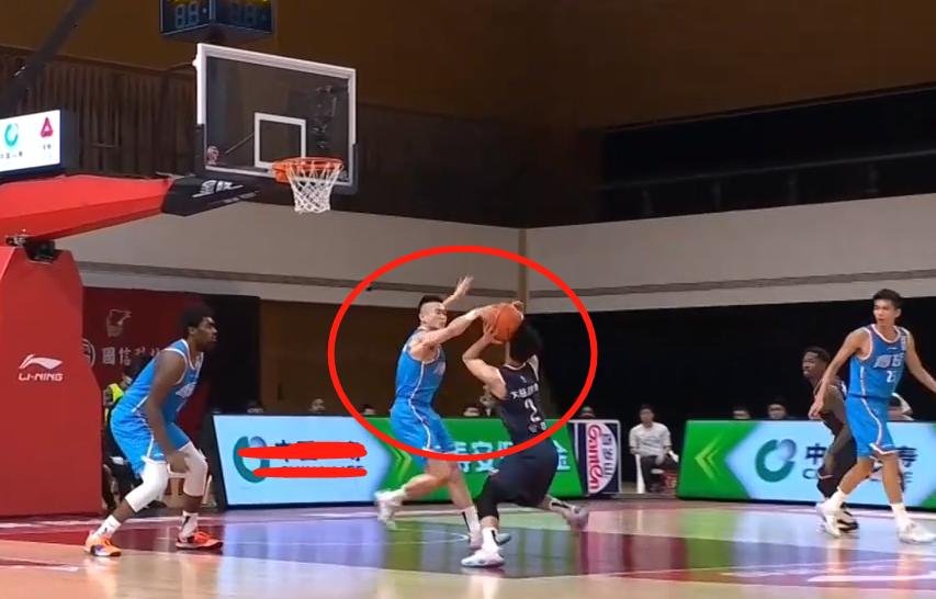 徐杰三分命中随即突破造犯规,徐杰开场5分钟被吹3次犯规