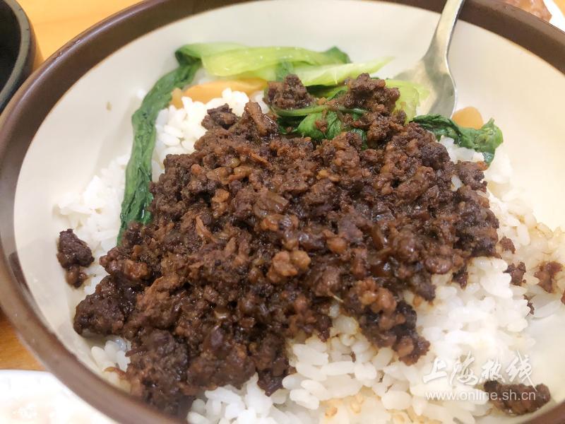 上海人最喜欢吃的卤肉饭10元一碗性价比很高