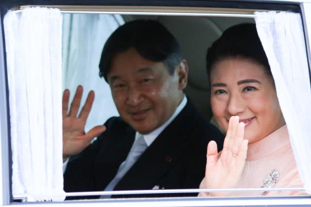 56岁雅子皇后穿杏色套装亮相,珍珠项链贵气,接管皇室养蚕事宜