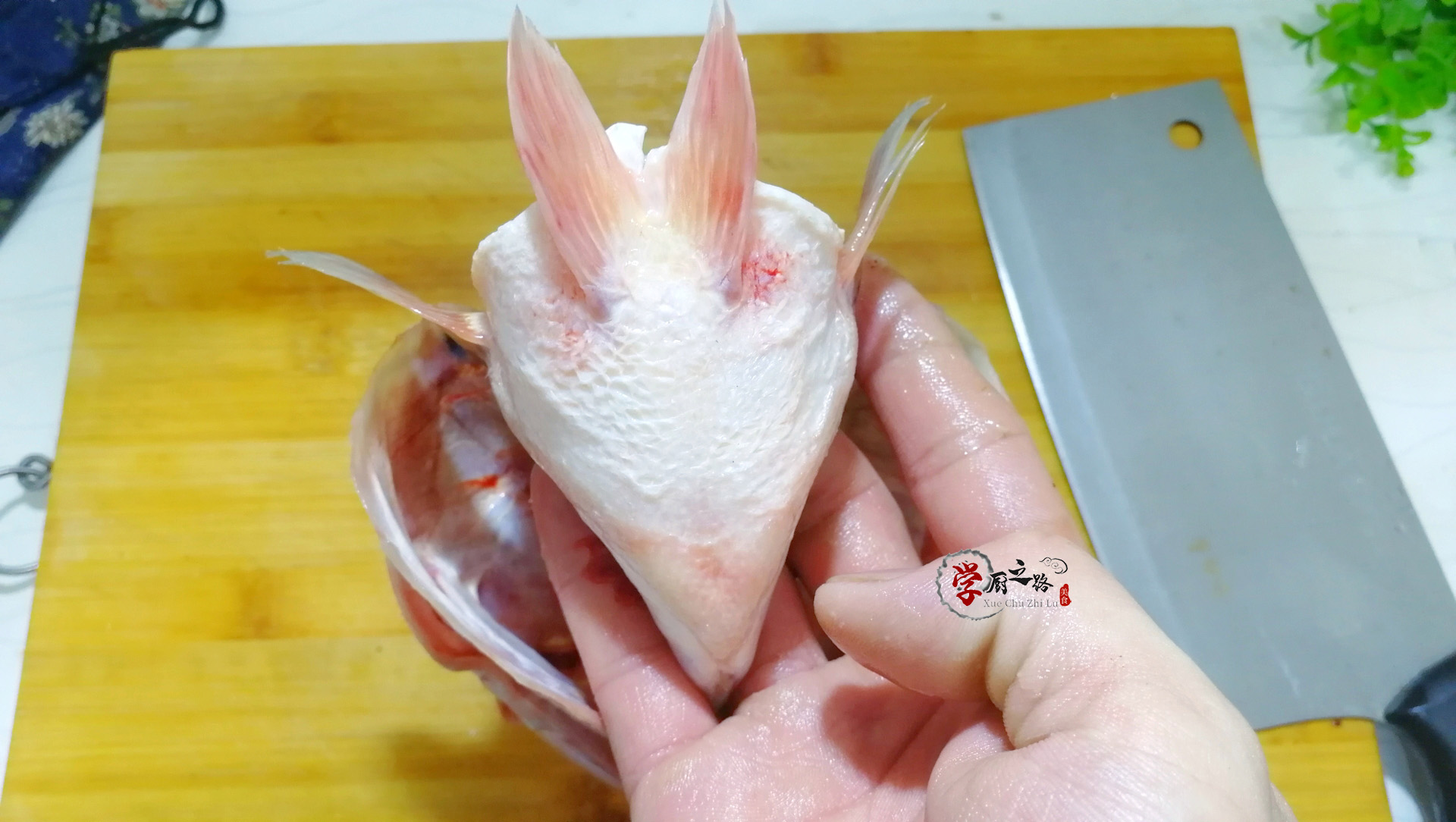 松鼠鱼口味酸甜宴客倍儿有面,厨师制作松鼠鱼