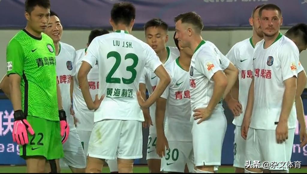 还没适应VAR！35岁国脚恶意踩踏后一脸无辜，不该如此犯规