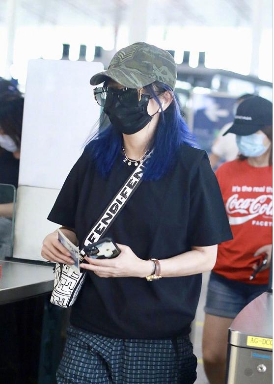 赵薇44岁发型,44岁赵薇穿黑色裤子