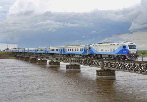 奔驰在大草原上的列车,奔驰在草原上的火车