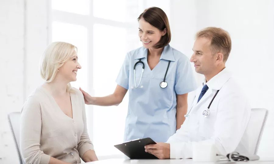 中医理疗师治疗肩周炎,肩周炎物理仪器