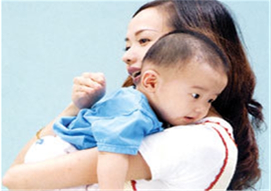 新生儿吐奶怎么处理才是正确的,新生儿吐奶怎么办最有效的方法