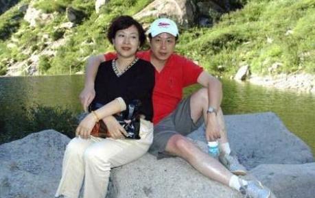 曾是央视国脸，去世11年母亲至今不知，妻子改嫁富商儿子成这样