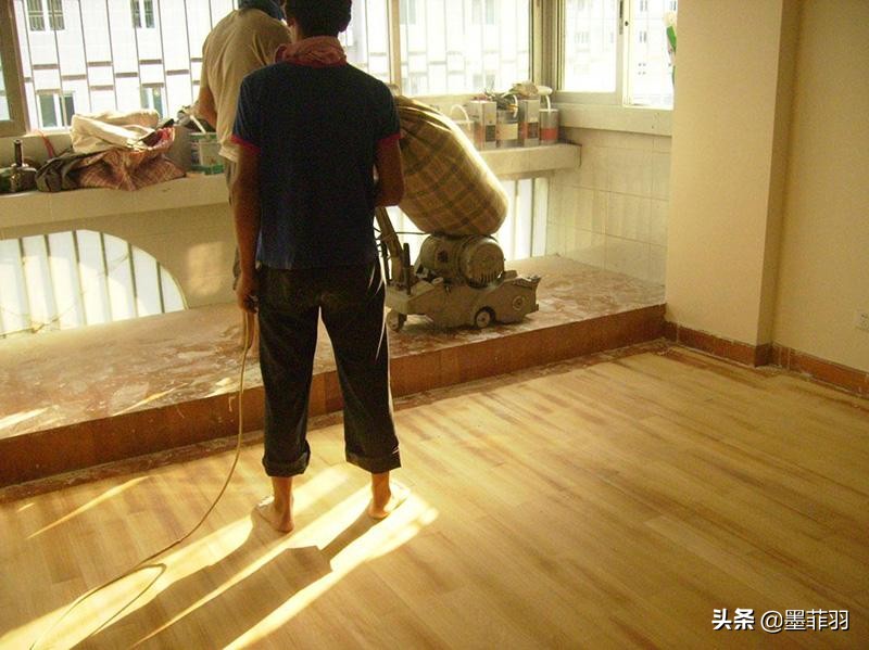 这是我见过最“高”的阳台，全是碎砖块渣，网友：有危险还添堵