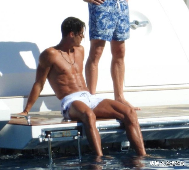 c罗被晒伤的照片,c罗晒与乔治娜游艇