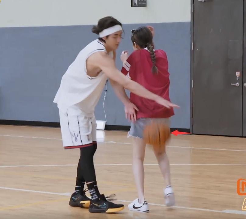 黄皓投篮砸到萧亚轩肚子，女神生气，小男友双手捂头像犯错小朋友