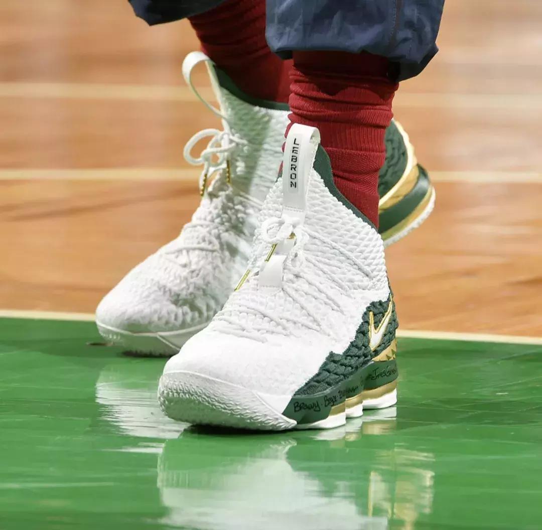 为什么有男性喜欢穿袜子的女生,为什么女生都喜欢男生穿袜子