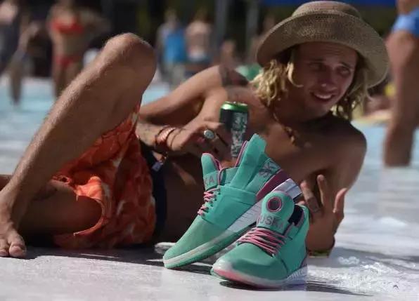 滑板鞋有没有轮子,滑板鞋vans配什么裤子