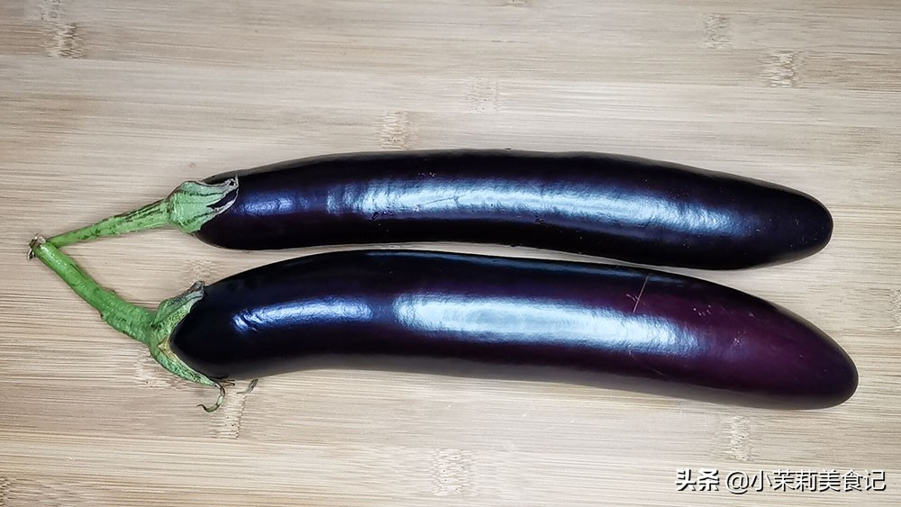 买茄子挑弯的还是直的 (买茄子是选大眼睛的还是小眼睛的)