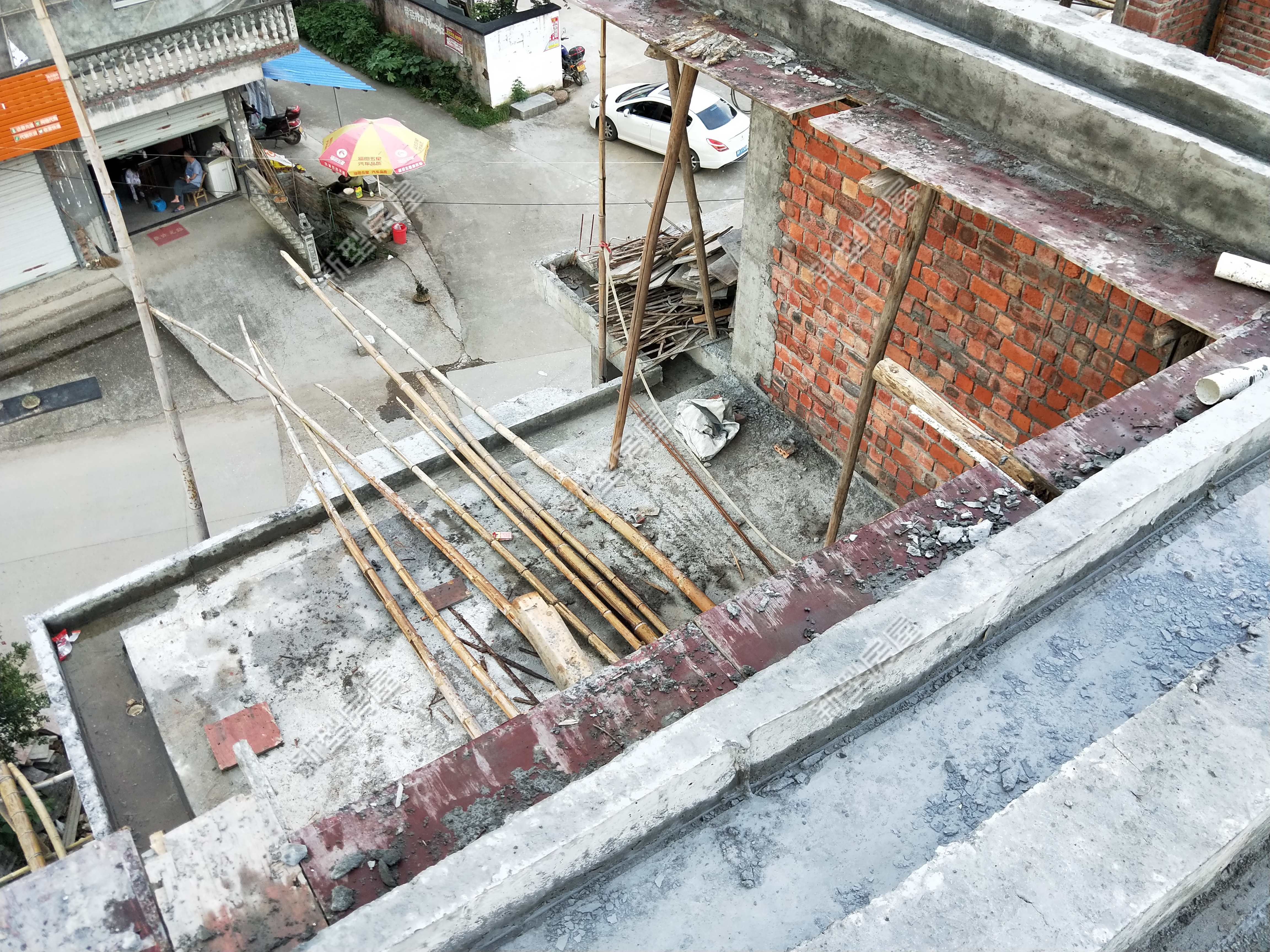 农村房窗户下雨为什么总漏水进来,农村房墙壁漏水怎么彻底解决