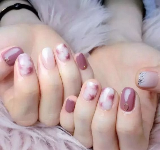 美甲什么颜色显白更气质,渐变色显手白的美甲款式图片