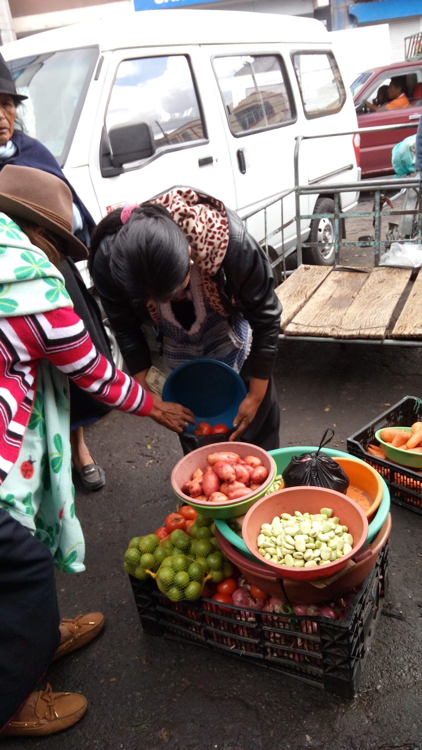 那年我在南美洲厄瓜多尔逛农贸市场，看到蔬果是按只按堆按袋计价