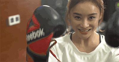 *窥偷**女神AdrianneHo的ins照片,我仿佛打开了新世界的大门……