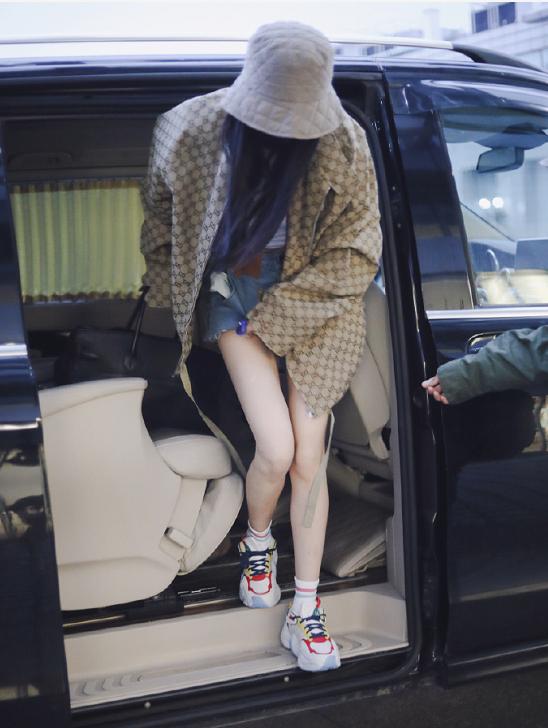 杨幂时尚超标！上裹冬衣露脐戴厚棉帽，下穿热裤大秀神仙漫画腿