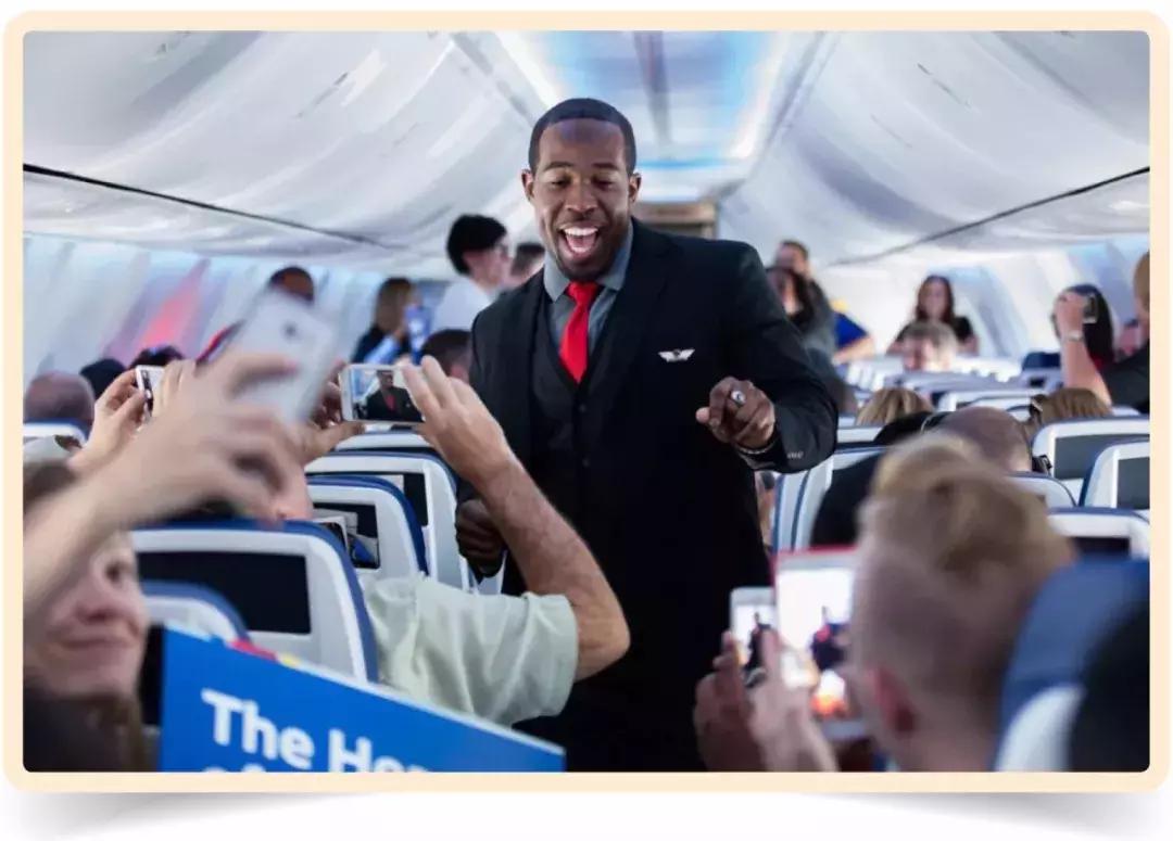 空姐在飞机上的坐姿,空姐坐飞机的奇葩经历