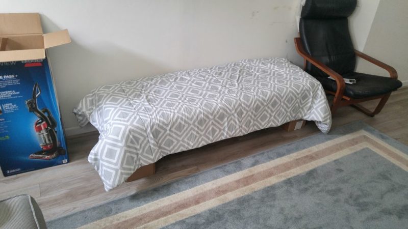 旧纸箱子做折叠床,利用老式箱子做单人床