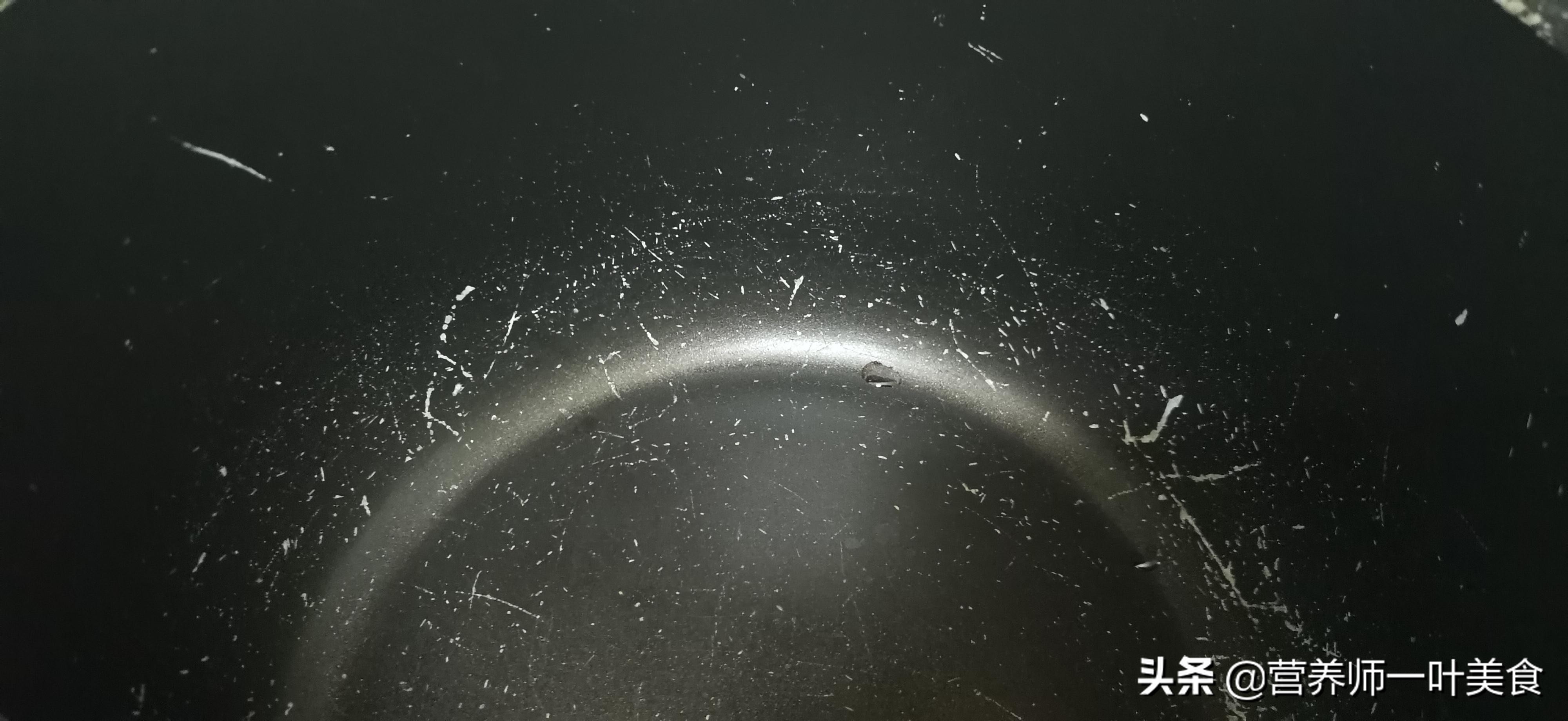 不粘平底煎铁锅开锅的正确方法,铁锅如何煎鱼不破皮视频