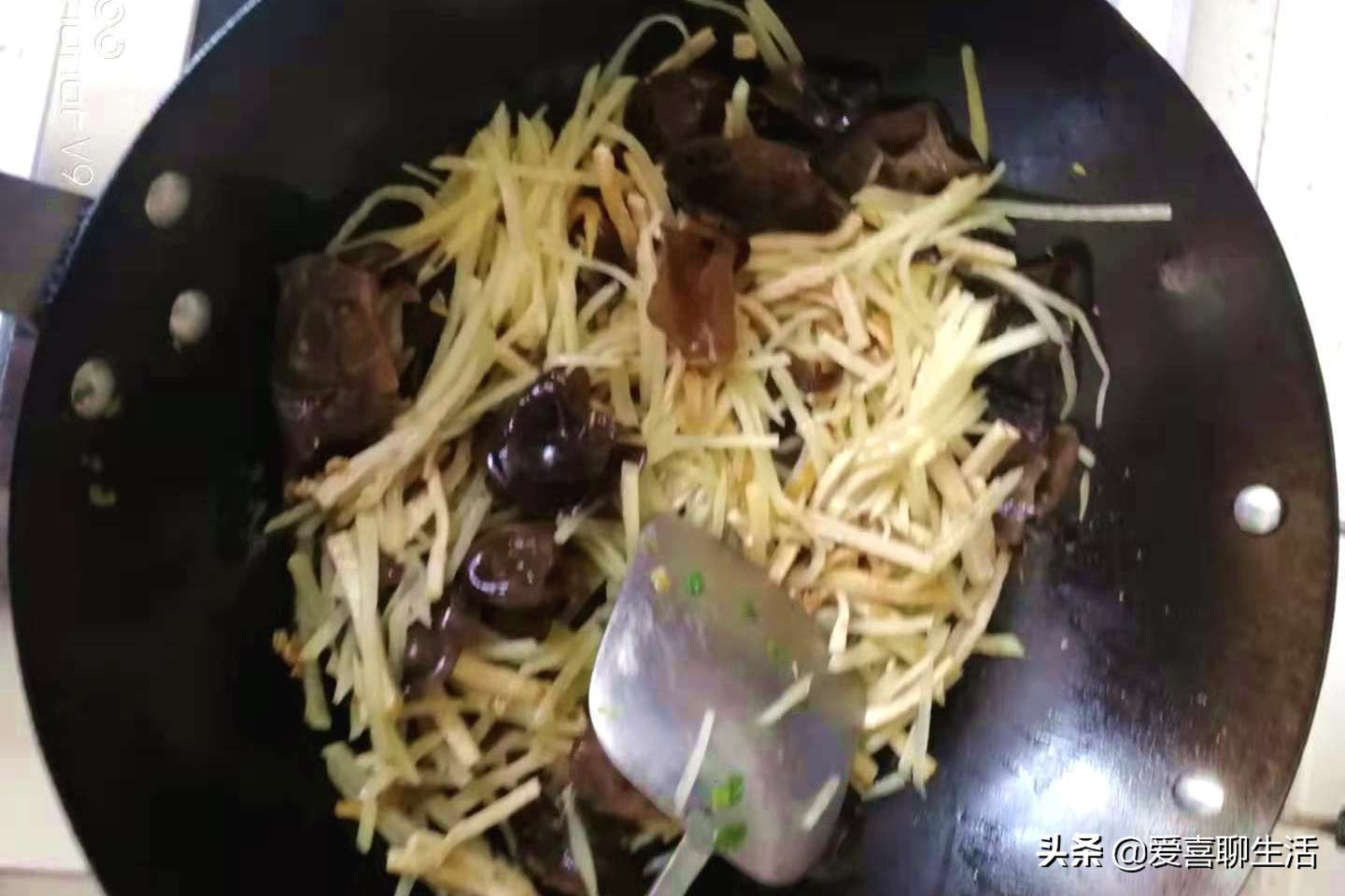 补充蛋白质就吃它，价格便宜营养高，一年四季都有卖，炒着吃真鲜