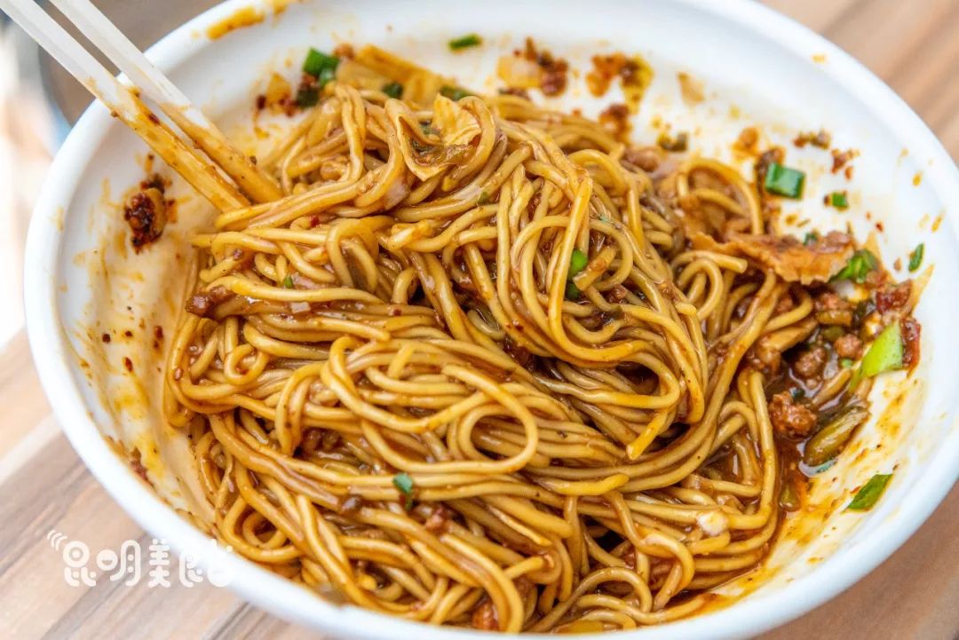 昆明330天都在排队的卤面馆，不收钱收饭票，只卖到下午2点