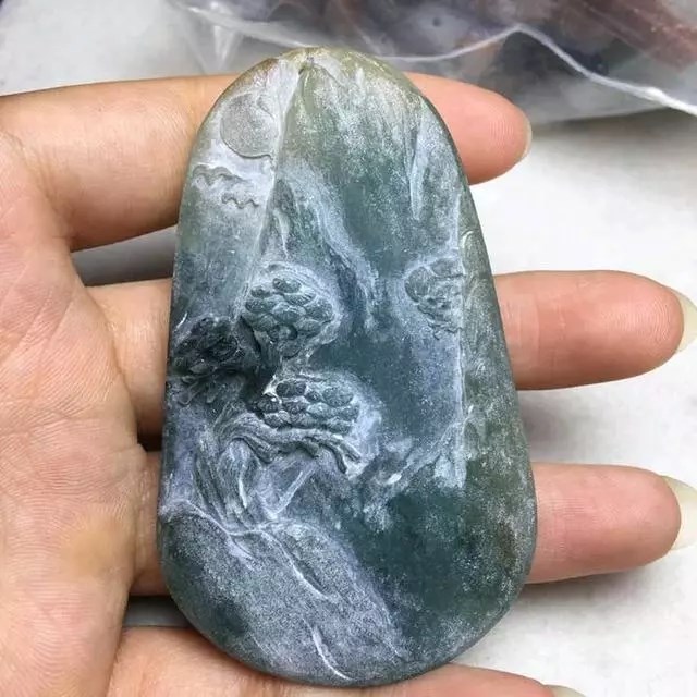 26万翡翠原石切出35条手镯,翡翠原石砍价现场切出帝王绿