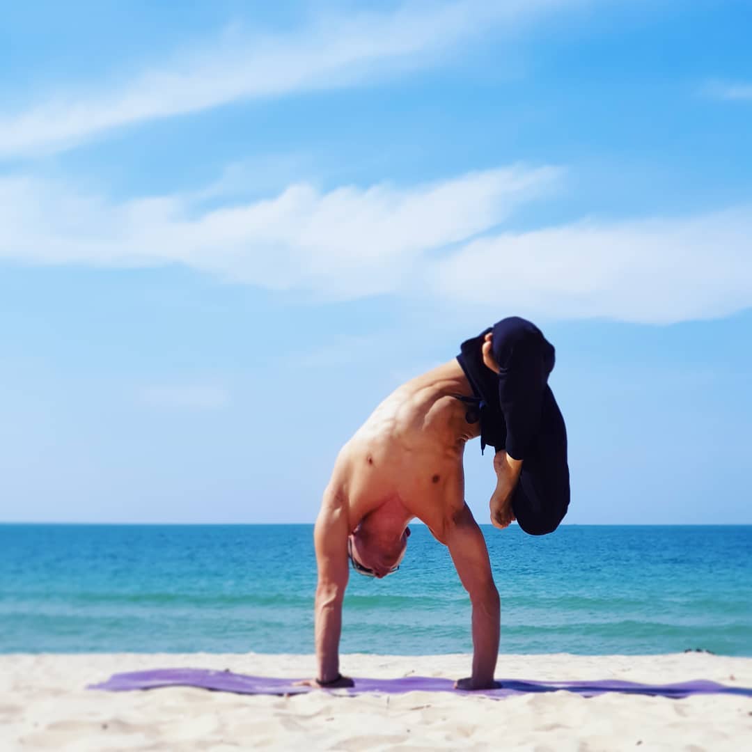 海边沙滩瑜伽体式简单好看,海滩瑜伽动作