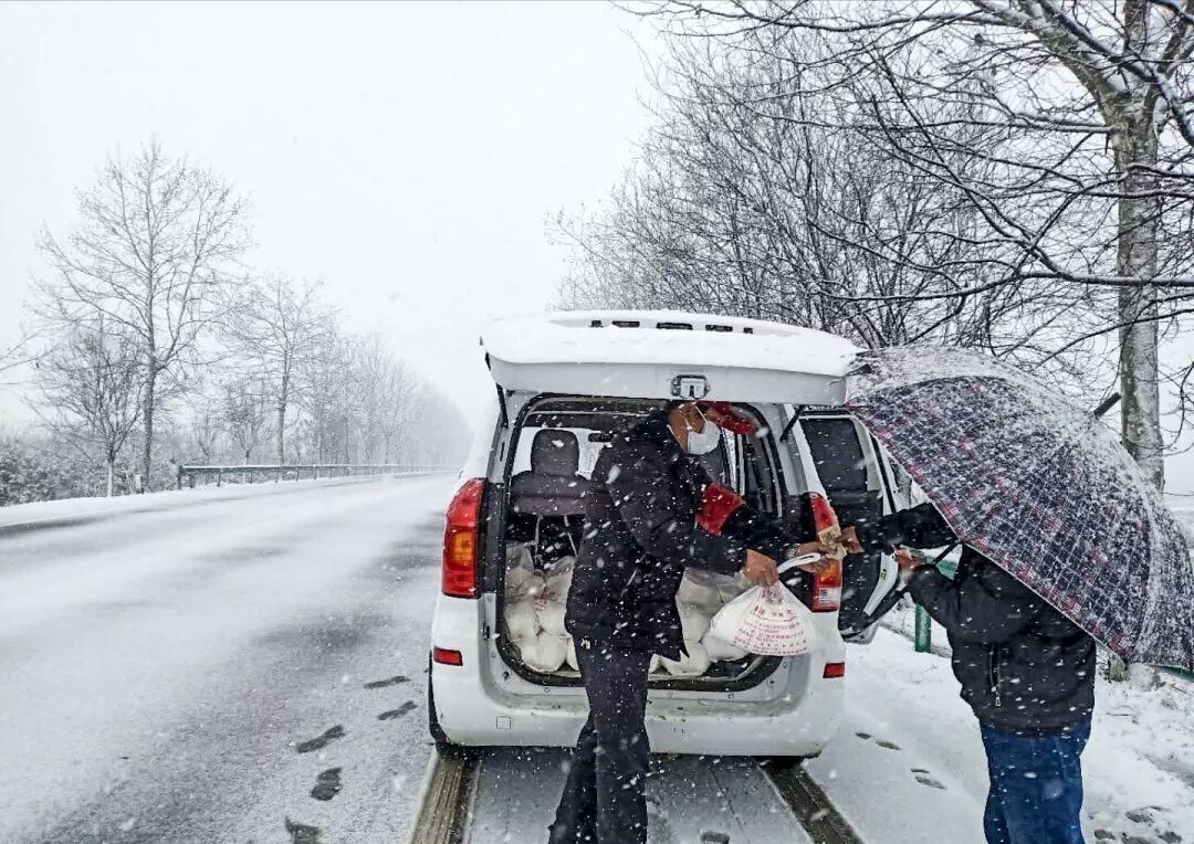 战地实录风雨中坚守只为群众安全,战疫中的坚守者