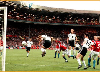 足坛头球高手：C罗防不胜防，比埃尔霍夫用头当脚