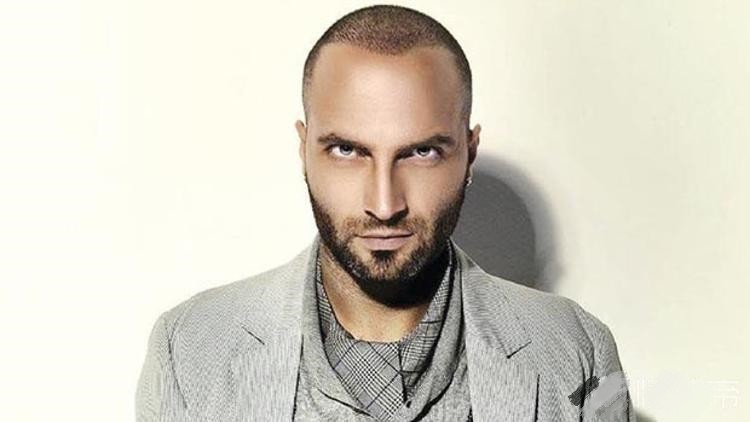 巴萨悍将场外也疯狂！打断歌手鼻子，非法持枪，如今被判入狱两年