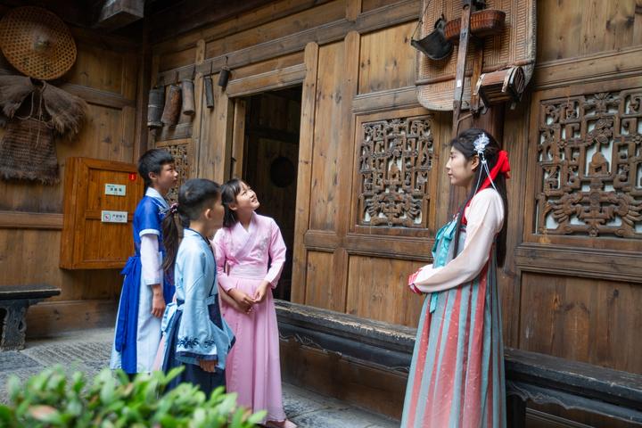 宜昌这个地方产美女，有一个大家都认识，现在还能让熊孩子涨知识