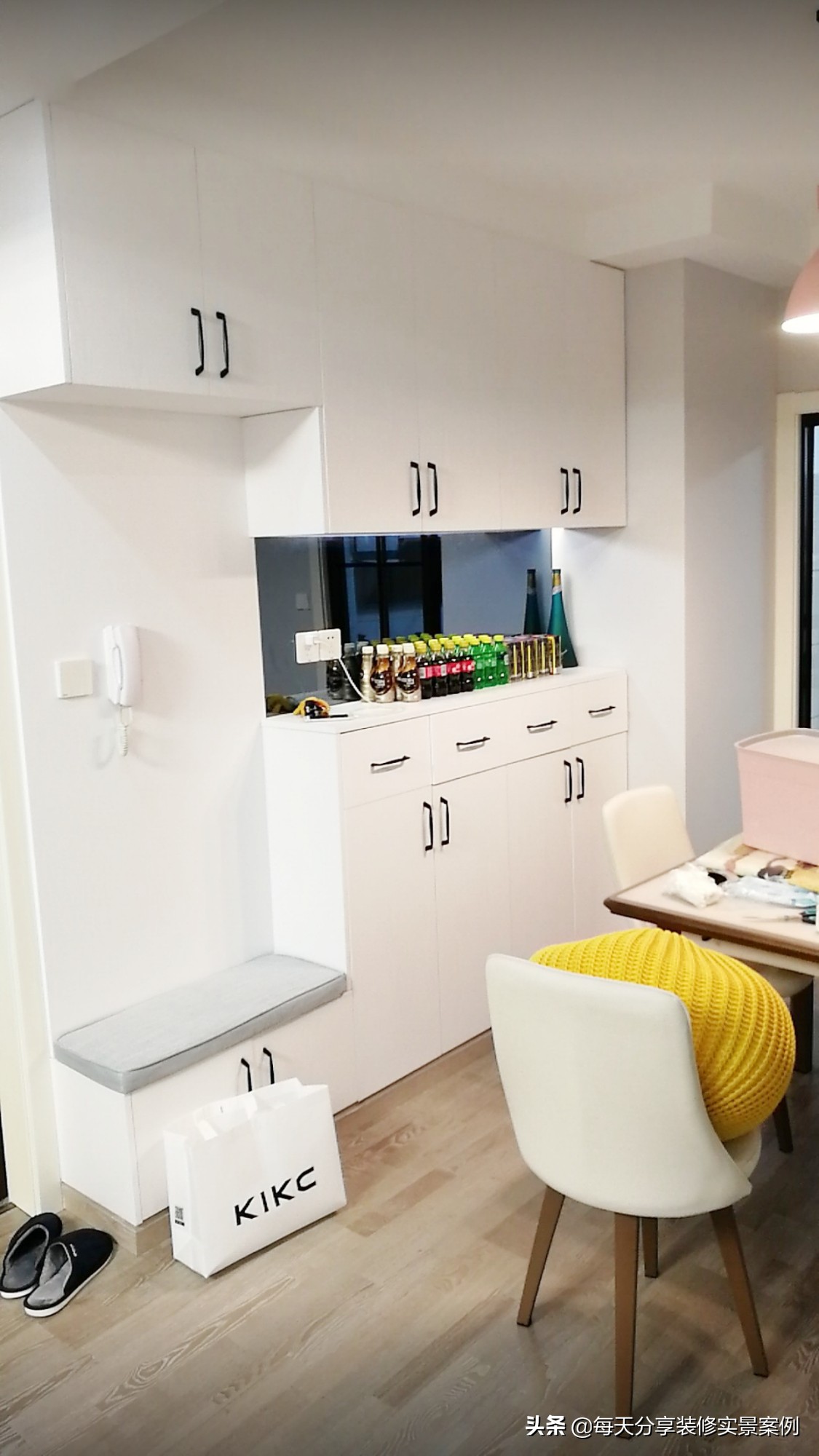 一进门就是餐厅和客厅鞋柜装修图,进门餐厅客厅鞋柜隔离柜一体设计