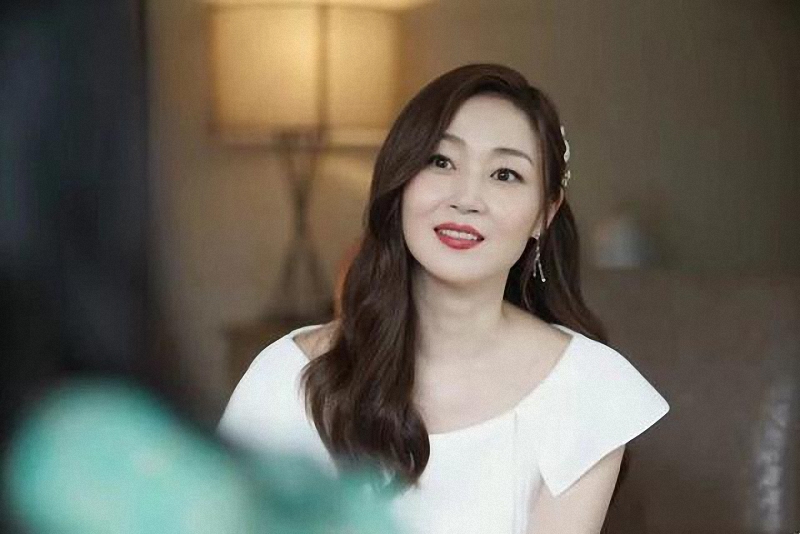 万绮雯长腿出席活动,万绮雯穿碎花裙图片