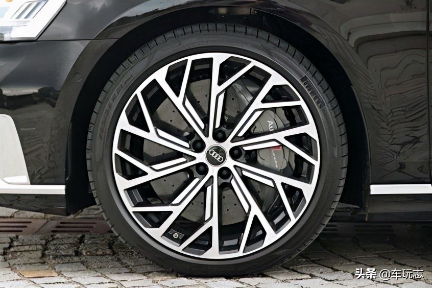 奥迪s82021款60tfsi尊贵版,2022款全新奥迪s83.0t