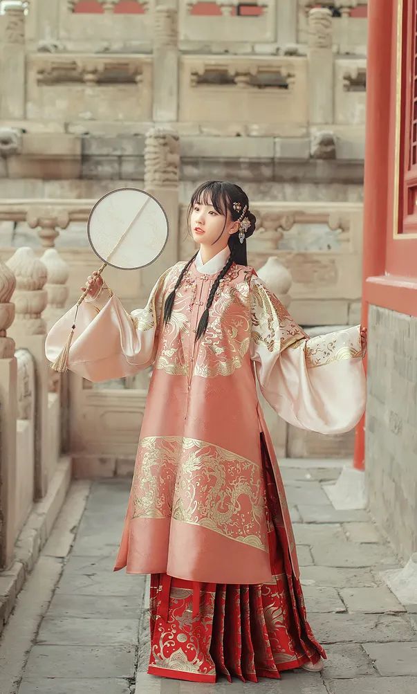 汉尚华莲汉服爆款,华莲红汉服