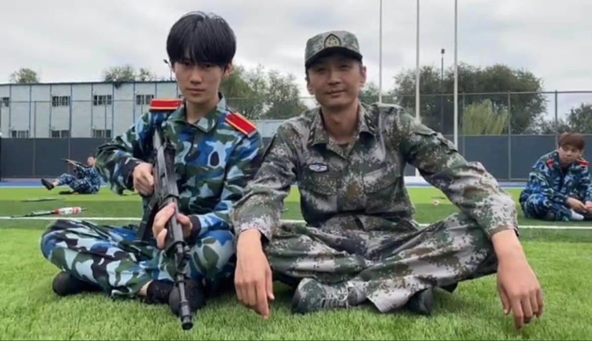 张真源军训中戏新生代表,张真源中戏军训表演视频