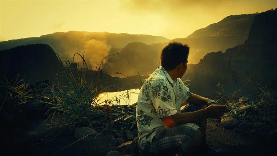 家人贩毒、偷渡、挖玉......他活成了一部电影